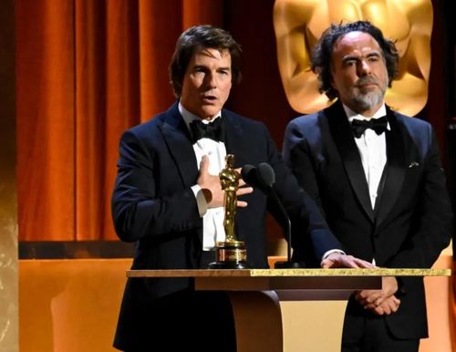 Tom Cruise nhận giải Oscar danh dự từ đạo diễn Alejandro González Iñárritu tại lễ trao giải Governors Awards lần thứ 16 vào ngày 16/11/2025. (Ảnh: AMPAS).