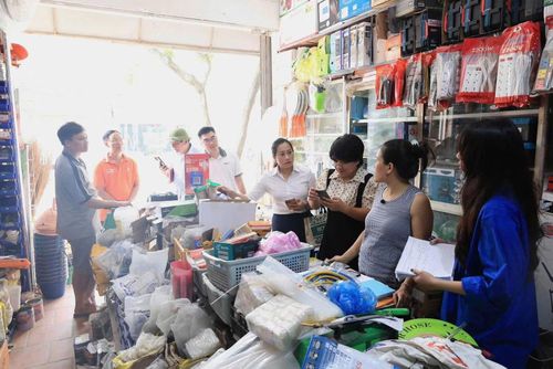 Xã Thường Tín ra quân sáng ngày 10/9 trong đợt cao điểm hỗ trợ hộ kinh doanh thực hiện thanh toán không dùng tiền mặt. (Ảnh: PV).
