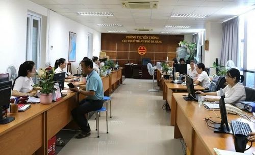 Công chức Thuế TP. Đà Nẵng hỗ trợ người nộp thuế. Ảnh: CTV.