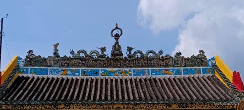 Những linh vật và họa tiết trang trí công phu trên mái Thất Phủ Thiên Hậu Cung, gửi gắm nhiều ý niệm cát tường trong văn hóa truyền thống người Hoa. Ảnh: Tường Quang