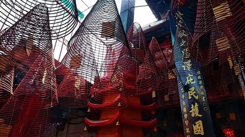 Những vòng hương lớn treo cao tạo nên nét đặc trưng trong không gian tín ngưỡng tại Thất Phủ Thiên Hậu Cung. Ảnh: Tường Quang