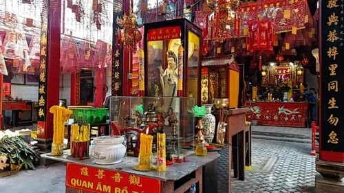 Không gian chính điện trang nghiêm, nơi thờ Thiên Hậu Thánh Mẫu cùng các vị thần được phối thờ tại Thất Phủ Thiên Hậu Cung. Ảnh: Tường Quang
