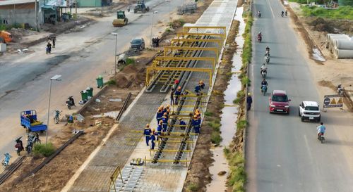 Các công nhân trên công trường tuyến LRT Phú Quốc đang tập trung lắp đặt những kilomet ray đầu tiên.