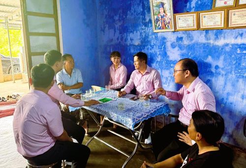 Ông Đoàn Ngọc Chung (thứ 3 từ phải sang) - Giám đốc NHCSXH Chi nhánh TP. Đà Nẵng thăm, kiểm tra việc sử dụng vốn vay hộ bà Huỳnh Thị Thảo, thôn Long Thạnh Đông, xã Tam Hải.