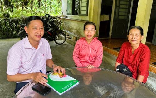 Tín dụng dành cho HSSV đã giúp 4 người con của chị Nguyễn Thị Quỳnh Sương (giữa) ở xã Tiên Phước vượt qua khó khăn, để giấc mơ giảng đường không dang dở…
