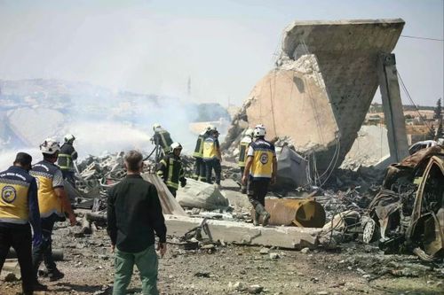 Các lực lượng cứu hộ Syria tại hiện trường vụ nổ. Ảnh: GettyImages