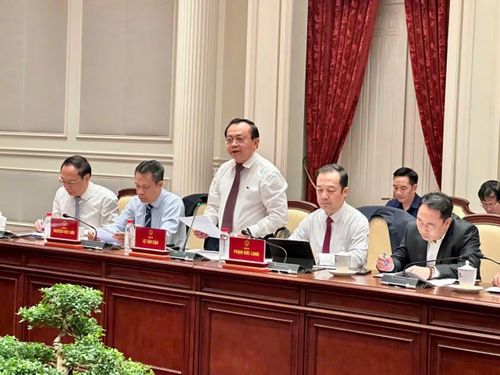 Thứ trưởng Bộ Tài chính Lê Tấn Cận giới thiệu nội dung cơ bản của Luật sửa đổi, bổ sung một số điều của Luật Đầu tư.