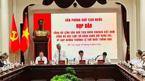 Phó Chủ nhiệm Văn phòng Chủ tịch nước Cấn Đình Tài công bố lệnh của Chủ tịch nước công bố 15 luật.