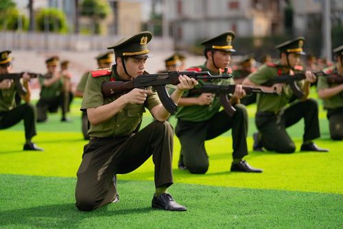 Học viên Học viện ANND tham gia huấn luyện bắn súng.