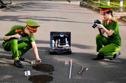 Những chiến sĩ trẻ Phòng kỹ thuật hình sự tham gia khám nghiệm hiện trường một vụ án.