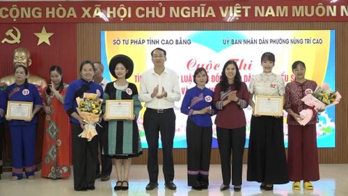 Ban Tổ chức trao giải nhất cho đội thi đạt thành tích xuất sắc nhất tại Cuộc thi tìm hiểu pháp luật năm 2026.