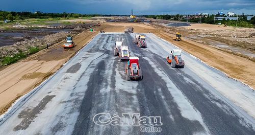 Công nhân thi công, đẩy nhanh tiến độ xây dựng đường băng cất, hạ cánh Cảng Hàng không Cà Mau. (Ảnh: Minh Luân)