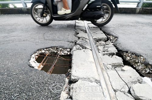 Mặt cầu Ông Thuộc, xã Đất Mũi xuống cấp nghiêm trọng, nguy cơ cao về mất an toàn giao thông.