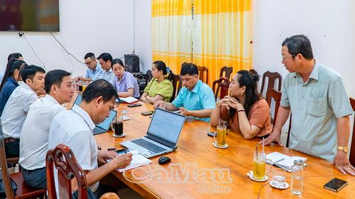 Cán bộ phường An Xuyên dự buổi triển khai, hướng dẫn sử dụng phần mềm KPI để phục vụ giao nhiệm vụ, theo dõi tiến độ và đánh giá mức độ hoàn thành công việc. Ảnh: NHẬT MINH