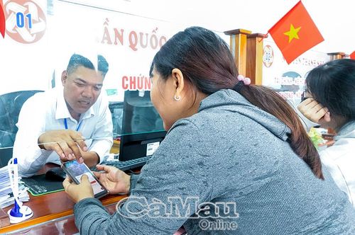 Người dân được hướng dẫn, giải quyết thủ tục hành chính nhanh gọn tại Trung tâm Phục vụ hành chính công Xã Lương Thế Trân.