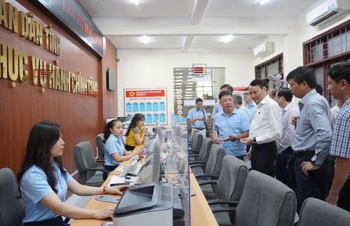 Đoàn công tác của Bộ KH&CN khảo sát tại Trung tâm Phục vụ Hành chính công tỉnh Quảng Trị - Ảnh: VGP/TG
