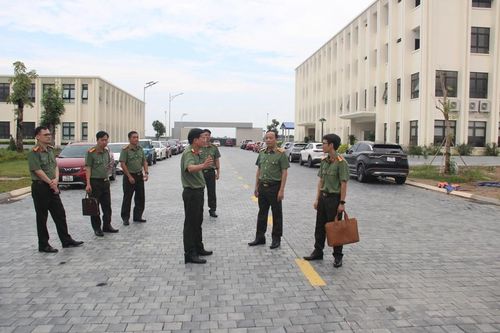 Thứ trưởng Đặng Hồng Đức tham quan trụ sở mới của Công an TP.Huế.