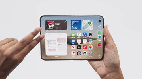 Chiếc iPhone gập đầu tiên mang hình dáng giống máy tính bảng iPad Mini khi mở ra.