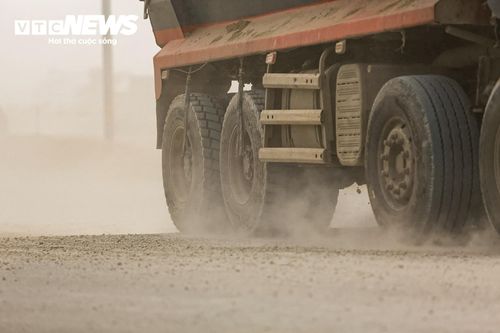 Chỉ một chiếc xe chạy nhanh cũng có thể kéo theo cả màn bụi phía sau. 