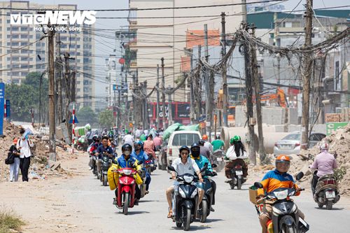 Đáng chú ý, vào những thời điểm đông phương tiện, tình trạng bụi càng trở nên nghiêm trọng. Gió kết hợp với dòng xe qua lại khiến đất cát cuộn lên từng đợt, có lúc phủ kín cả khu vực, ảnh hưởng trực tiếp đến tầm nhìn và môi trường sống của người dân hai bên đường.