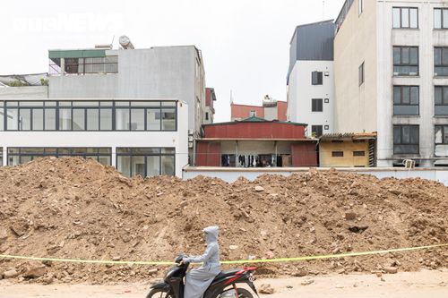 Một số đoạn mặt đường chưa hoàn thiện, đất cát tràn lan khiến bụi liên tục phát tán khi có phương tiện di chuyển.