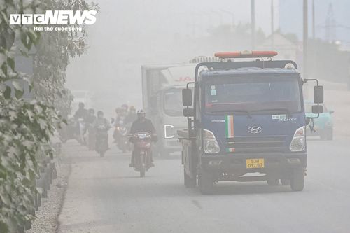 Có thời điểm, cả khu vực chìm trong màn bụi trắng xóa. Lớp bụi dày khiến người đi đường khó quan sát phương tiện phía trước, tiềm ẩn nguy cơ mất an toàn giao thông.