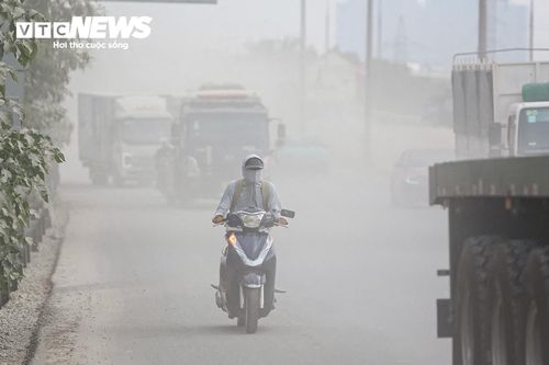 Theo ghi nhận của phóng viên Báo Điện tử VTC News ngày 9/9, một đoạn mặt đường dài khoảng 50-100 m dưới chân cầu Thăng Long, hướng đi ngoại thành, thuộc địa bàn xã Vĩnh Thanh, được bóc lớp mặt đường để phục vụ thi công. Khu vực công trường ngổn ngang đất đá, trong khi các xe vẫn qua lại khiến bụi liên tục cuộn lên.