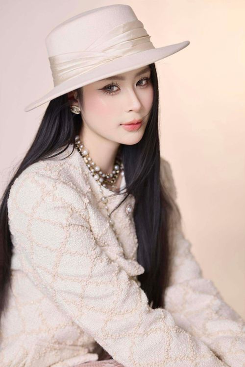 Thảo My cũng từng chia sẻ bản thân ngoài đời khá mong manh và sống tình cảm, trái ngược sự mạnh mẽ của Minh. Cô dễ bị ảnh hưởng bởi cảm xúc và năng lượng từ những người xung quanh. 