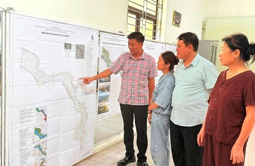 Người dân tìm hiểu phương án điều chỉnh tổng thể Quy hoạch phân khu đô thị sông Hồng, tỷ lệ 1/5000 (đoạn từ cầu Hồng Hà đến cầu Mễ Sở). Ảnh: Nguyễn Hương