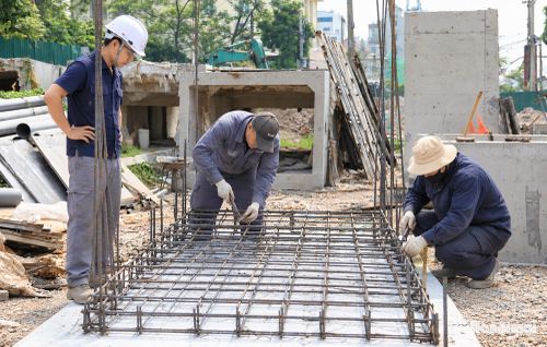 Công nhân thi công dầm sắt phục vụ dự án.
