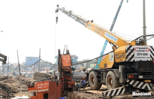 Ông Nguyễn Văn Quảng (phường Hoàng Mai) chia sẻ: “Chúng tôi rất vui, phấn khởi khi dự án đang được triển khai rầm rộ trên toàn tuyến. Mong dự án sớm hoàn thành giúp giao thông thuận tiện và diện mạo đô thị khang trang hơn”.