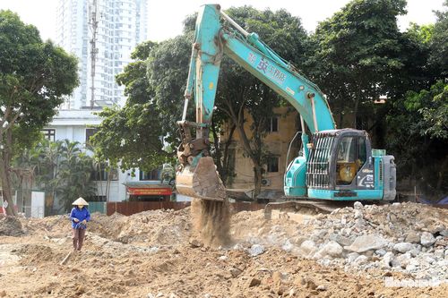 Song song với việc thi công mở rộng, máy móc đang tích cực phá dỡ để có mặt bằng sạch bàn giao cho đơn vị thi công.