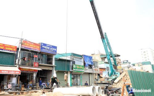 Phó Chủ tịch UBND phường Vĩnh Hưng Ngô Mạnh Cường cho biết: “Khối lượng công việc lớn, UBND phường đã đề nghị nhà thầu tăng cường thêm máy móc, nhân lực triển khai các hạng mục để bảo đảm tiến độ thành phố giao”.