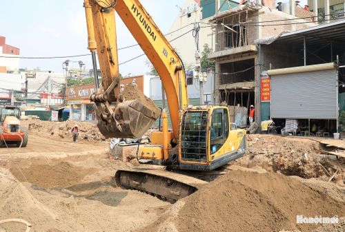 Những ngày này, máy móc, nhân lực của nhà thầu đang tích cực triển khai thi công trên toàn tuyến với các hạng mục như: Nền đường, cống thoát nước…