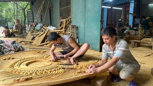 Một số sản phẩm "thô" nhưng thể hiện rõ nét sự tỉ mỉ và tay nghề cao của những người thợ điêu khắc Nhân Hiền. Ảnh: PV