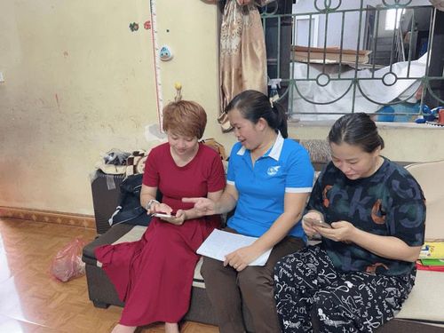 Cán bộ, hội viên chủ động đến từng gia đình hỗ trợ rà soát thông tin, hướng dẫn sử dụng điện thoại thông minh và tiện ích số, qua đó đưa chuyển đổi số và chính sách an sinh xã hội đến gần người dân. Ảnh: TL