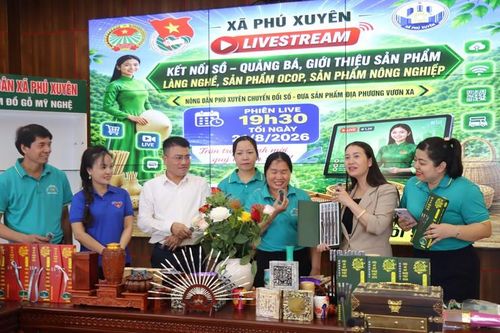 Lãnh đạo xã Phú Xuyên trực tiếp Livestream bán hàng giúp nông dân. Ảnh PV