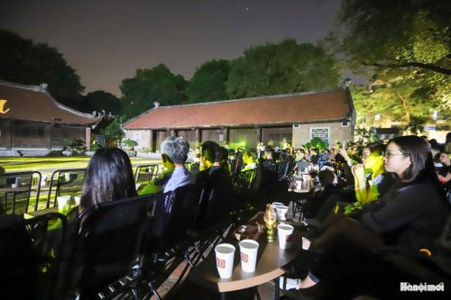 Sự đông đúc, nhộn nhịp tại tour đêm Văn Miếu là bằng chứng cho thấy sức sống của kinh tế đêm Thủ đô khi được đầu tư đúng hướng. Việc phát triển công nghiệp văn hóa dựa trên di sản không chỉ tạo ra doanh thu du lịch trực tiếp mà còn kéo theo sự phát triển của chuỗi dịch vụ phụ trợ, đóng góp thiết thực vào sự phát triển kinh tế - xã hội của Hà Nội.