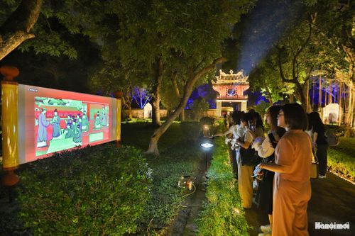 Cả không gian của Văn Miếu - Quốc Tử Giám được khoác lên lớp ánh sáng nhẹ nhàng, trang trọng. Thông qua ngôn ngữ ánh sáng, tinh thần tôn vinh tri thức, tôn sư trọng đạo và tư tưởng "hiền tài là nguyên khí quốc gia" được cô đọng và lan tỏa mạnh mẽ, khẳng định giá trị phi vật thể trường tồn của dân tộc qua nhiều thế hệ.