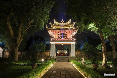 Không gian linh thiêng của Di tích quốc gia đặc biệt Văn Miếu - Quốc Tử Giám trở nên huyền ảo khi màn đêm buông xuống. Tour đêm "Tinh hoa Đạo học" là minh chứng sinh động cho định hướng phát triển kinh tế đêm và công nghiệp văn hóa, góp phần “đánh thức” di sản và tạo thêm sức hút cho du lịch Hà Nội.