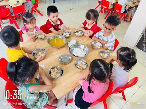 Bữa ăn bán trú ngày 10-9 tại một số trường học trên địa bàn xã Hưng Đạo.