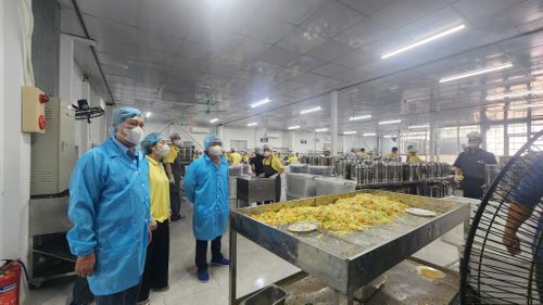 Đoàn công tác xã Hưng Đạo kiểm tra công tác bảo đảm an toàn thực phẩm tại cơ sở nấu ăn bán trú.