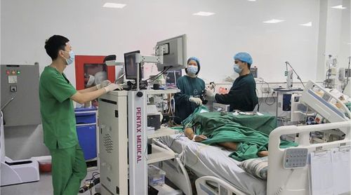 Khẩn trương can thiệp, hỗ trợ điều trị cho người bệnh. Ảnh: Nguyễn Thanh