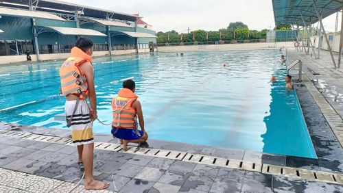 Cán bộ chiến sĩ Đội CC&CNCH khu vực số 30 ôn tập và thực hành phương án cứu hộ cứu nạn. Ảnh: N.M