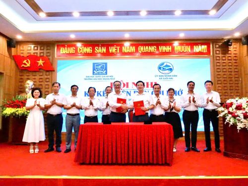 UBND xã Suối Hai ký kết Biên bản ghi nhớ hợp tác với Trường Đại học Ngoại ngữ - Đại học Quốc gia Hà Nội.