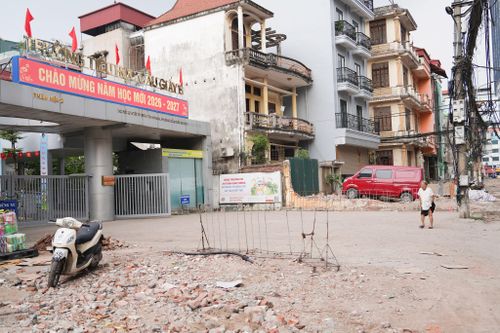 Dọc tuyến đường chuẩn bị được mở rộng lên mặt cắt 21,25m với lòng đường 11,25m và vỉa hè rộng 5m mỗi bên. Ảnh: Ngọc Tú