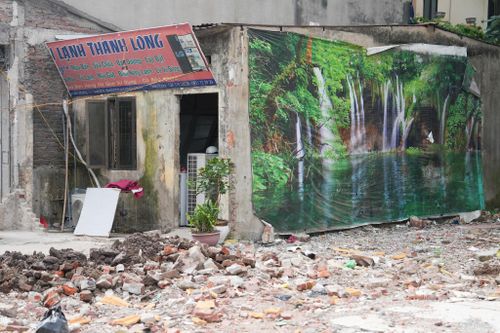 Các căn nhà dọc tuyến đường đang gấp rút cải tạo, chỉnh trang để sớm đi vào sử dụng sau giải phóng mặt bằng. Ảnh: Ngọc Tú