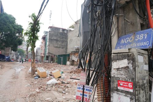 Dự án đầu tư xây dựng cải tạo, mở rộng ngõ 381 Nguyễn Khang có điểm đầu từ phố Nguyễn Khang. Ảnh: Ngọc Tú.