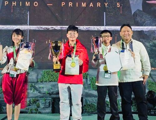 Đại diện Ban Tổ chức trao thưởng cho các học sinh; trong đó em Hoàng Khôi William (giữa) giành Huy chương vàng và danh hiệu Champion. Ảnh: CVL