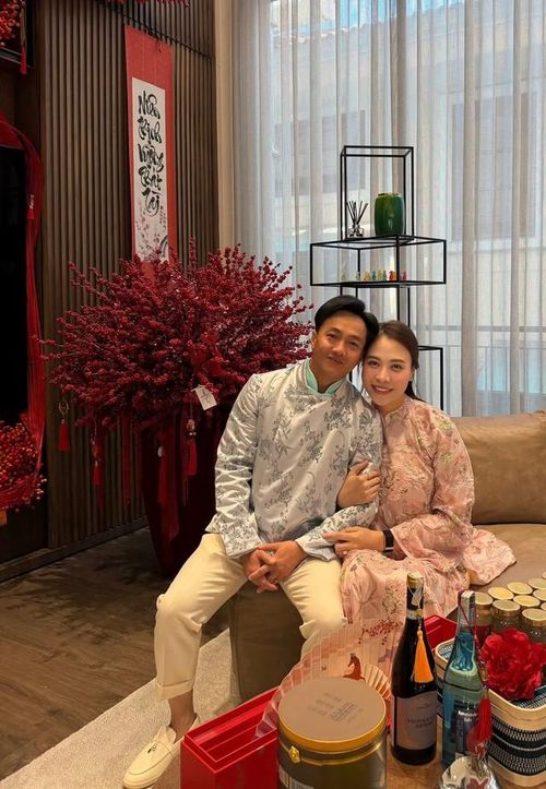 Cặp đôi thường xuyên chia sẻ ảnh cùng các con đi chơi, du lịch hoặc dành những lời ngọt ngào cho nhau vào những dịp đặc biệt.